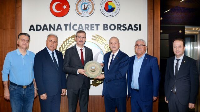 Adana Tarım ve Orman İl Müdürü Sn. Mehmet Nuri Kökçüoğlu, Yönetim Kurulu Başkanımız Sn. Şahin Bilgiç ve Borsamız Yönetimine iade-i ziyarette bulundu. Adana tarımı ve tarımsal planlama konularında istişarede bulundu.

BİLGİÇ, “SU HAYATTIR”
Meclis Başkanımız Osman Bağış, YK Başkan Yardımcımız Sabahattin Yumuşak, YK Üyelerimiz Yasin Milli, Şahin Güneşer ve Genel Sekreter T. Gökhan Öztürk’ün hazır bulunduğu ziyarette Tarım Orman İl Müdürlüğü ile Ticaret Borsamızın geçmişten bugüne başarılı ortak çalışmalar içerisinde olduğunu belirten Başkanımız Sn. Şahin Bilgiç, “Öncelikle sizi burada ağırlamaktan biz de mutluyuz. Yeni göreviniz hayırlı olsun. Vizyon sahibi kişiliğiniz ve bakışınız Adana için inşallah gelecekte de güzel şeyler yapmaya vesile olacak. Sizin paydaşlarınızın ilk sırasında Adana Ticaret Borsası vardır. Yıllardan beri her toplantıda ‘tarımsal üretimde planlama şarttır’ diyorum. Günümüzde artık geç kalınmış olsa da bir an önce planlı üretime geçmek lazım. Çukurova Tarım'ın en önemli merkezidir. Tarımda, hayvancılıkta ve bunlarla ilgili tüm konularda atılacak iyi adımlar Çukurova için önemli faydalar sağlayacaktır. Adana Ticaret Borsası Türkiye'nin en önemli borsalarının başında geliyor. İçerisinde bulunduğumuz ATB Kompleksimiz Avrupa standartlarındadır. Yakaladığımız başarıyı yönetimimizle, meclisimizle, çalışma arkadaşlarımızla birlikte gerçekleştirdik. Sizlerle olan bu birlikteliğinde Adana’mız için güzel çalışmalara vesile olacağı inancındayım. Ayrıca bir kez daha ifade etmek isterim ki su hayattır. Kaynaklarımızın kıymetini bilmeli, her türlü tüketimde israfın önüne geçmeliyiz” diye konuştu. Konuşmaların ardından Borsa Kompleksimiz içerisinde yer alan hizmet birimlerimiz, Elektronik Alım Satım Salonu ve laboratuvarlarımız gezildi.